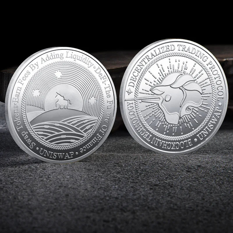 Colección de monedas criptográficas físicas de metal con estuche de plástico.