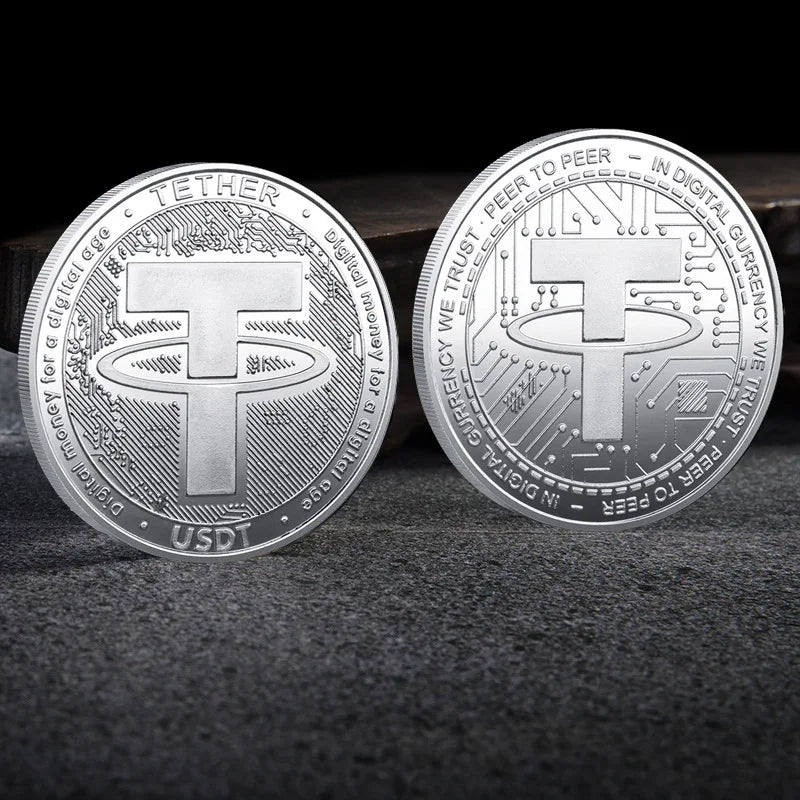 Colección de monedas criptográficas físicas de metal con estuche de plástico.