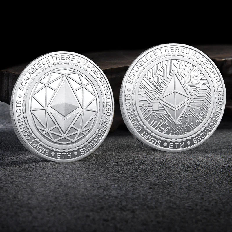 Colección de monedas criptográficas físicas de metal con estuche de plástico.