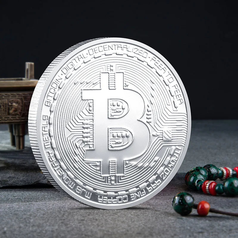 Colección de monedas criptográficas físicas de metal con estuche de plástico.