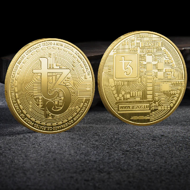 Colección de monedas criptográficas físicas de metal con estuche de plástico.