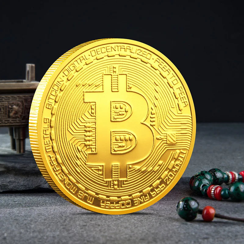 Colección de monedas criptográficas físicas de metal con estuche de plástico.