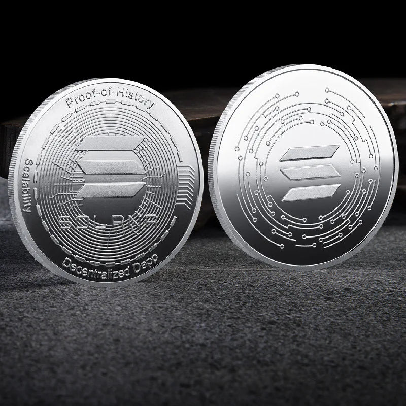 Colección de monedas criptográficas físicas de metal con estuche de plástico.