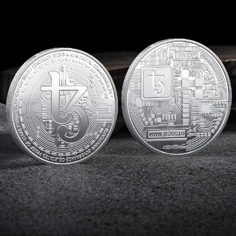 Colección de monedas criptográficas físicas de metal con estuche de plástico.