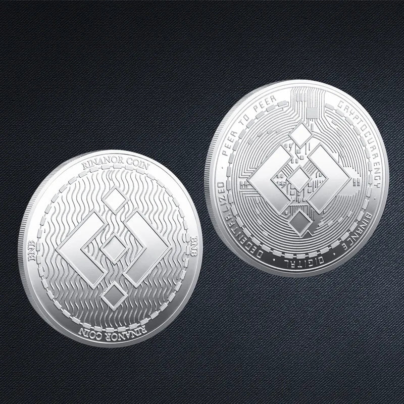 Colección de monedas criptográficas físicas de metal con estuche de plástico.