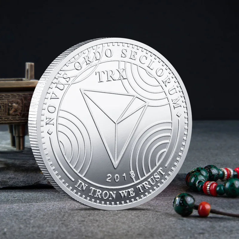 Colección de monedas criptográficas físicas de metal con estuche de plástico.