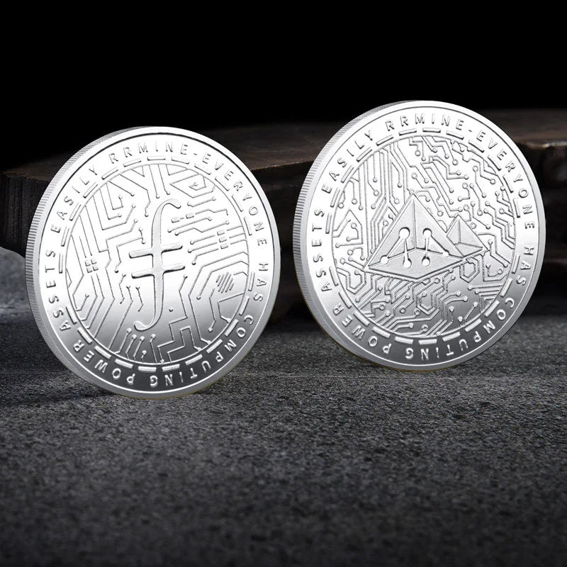 Colección de monedas criptográficas físicas de metal con estuche de plástico.