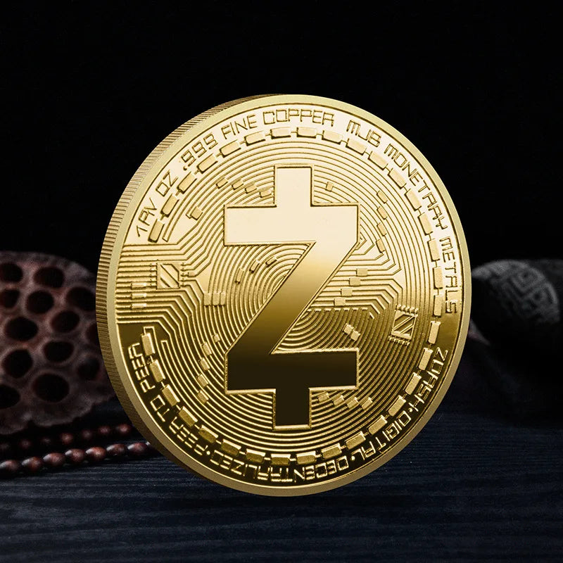Colección de monedas criptográficas físicas de metal con estuche de plástico.