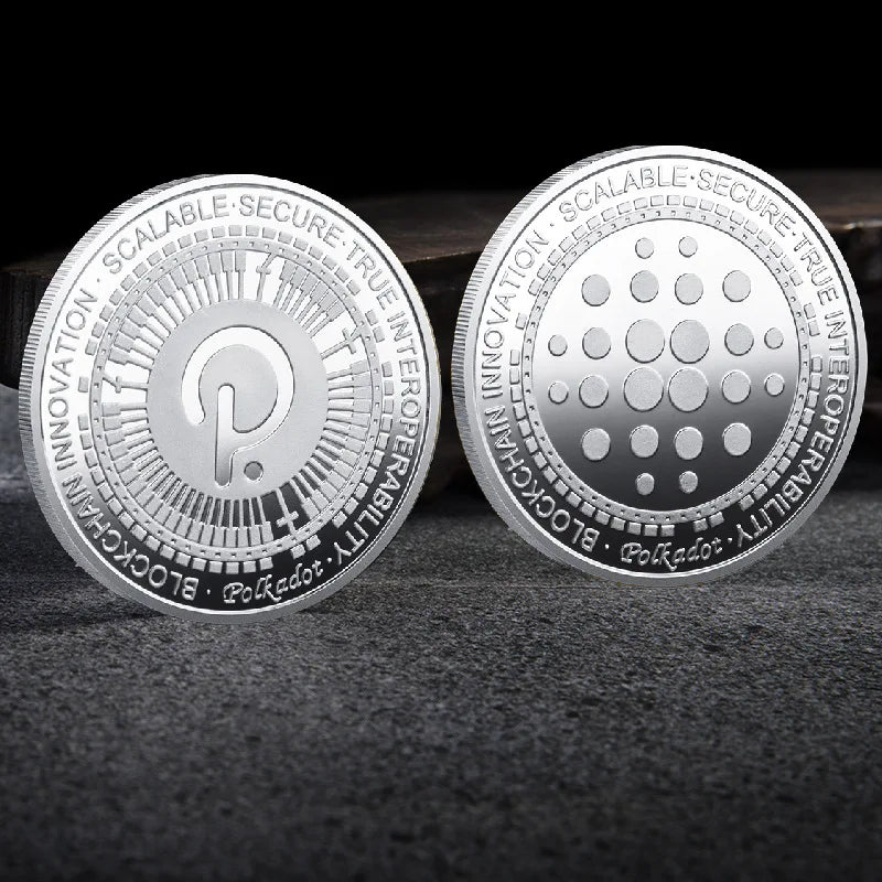 Colección de monedas criptográficas físicas de metal con estuche de plástico.