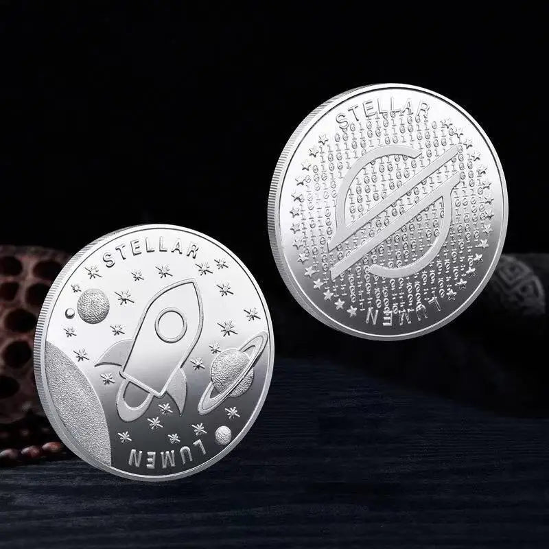 Colección de monedas criptográficas físicas de metal con estuche de plástico.