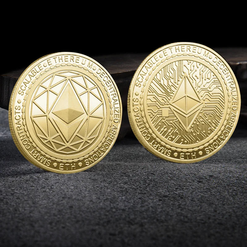 Colección de monedas criptográficas físicas de metal con estuche de plástico.