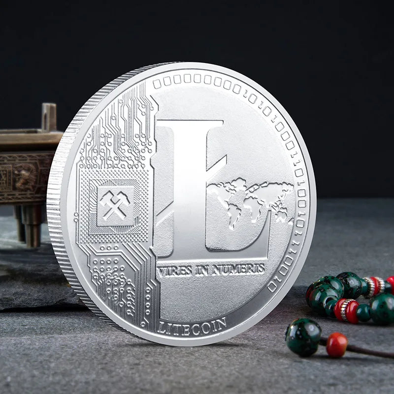 Colección de monedas criptográficas físicas de metal con estuche de plástico.