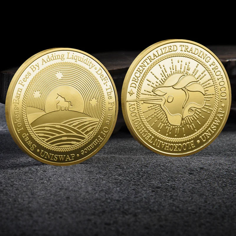 Colección de monedas criptográficas físicas de metal con estuche de plástico.