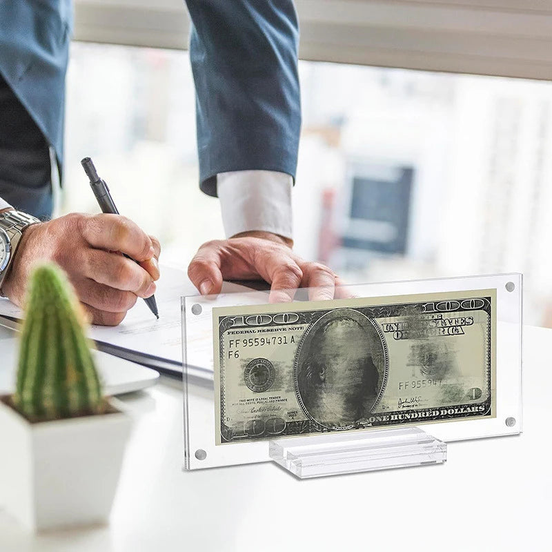 Marco de fotos conmemorativo de billetes de dólar de acrílico transparente resistente con base para exhibir en el escritorio del hogar o como vitrina coleccionable.